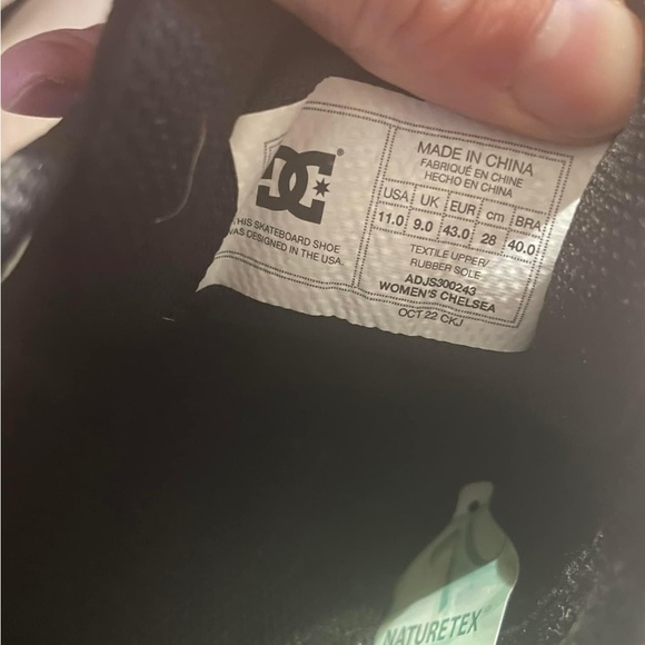 Brand new size 11 DC skater shoes - Picture 3 of 4